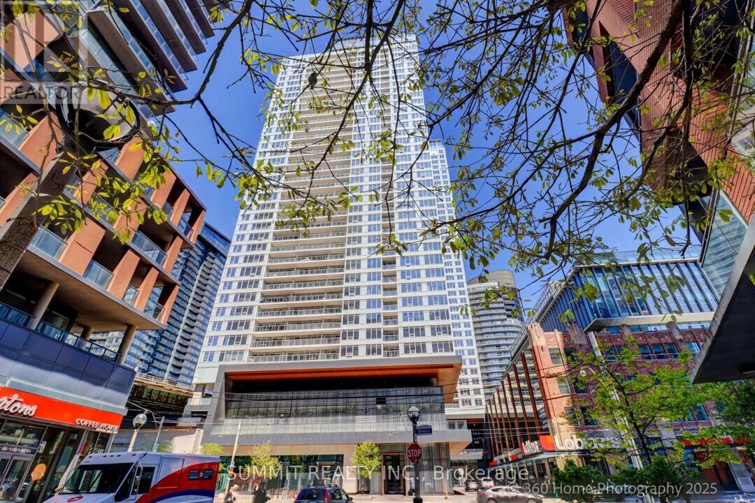 19-2919 Bathurst St in Toronto, ON - Building Photo