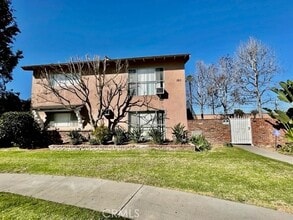 1811 W Sallie Ln, Unit 7 in Anaheim, CA - Foto de edificio - Building Photo