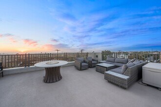 1068 Hampton Dr in Costa Mesa, CA - Building Photo - Building Photo