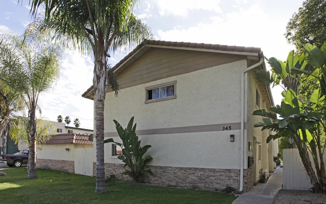 Juniper Street Townhomes in Escondido, CA - Foto de edificio - Building Photo