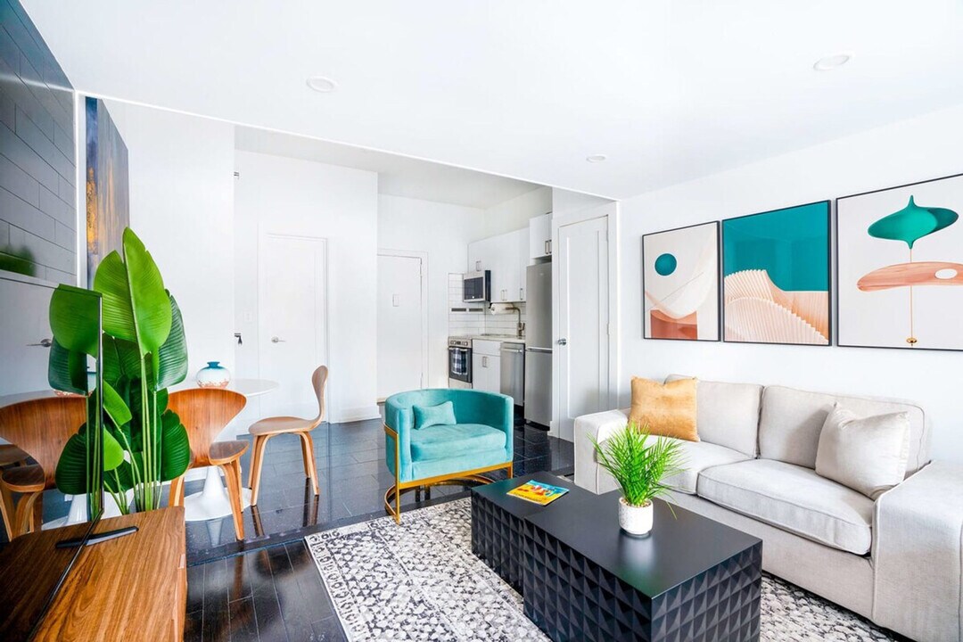 444 W 48th St in New York, NY - Building Photo
