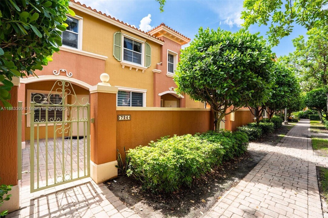 724 SW 106th Ave in Pembroke Pines, FL - Building Photo