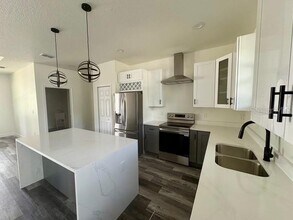 914 Edgedale Cir in Brandon, FL - Building Photo - Building Photo