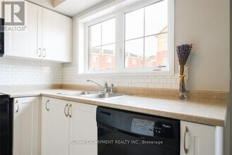 31 Hays Blvd in Oakville, ON - Building Photo - Building Photo