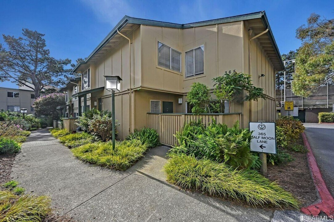 365 Half Moon Ln in Daly City, CA - Building Photo