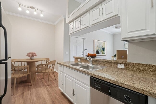 Crest Manor in Lewisville, TX - Building Photo - Building Photo