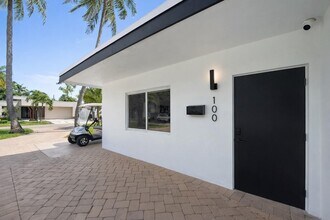 100 NE 22nd St in Wilton Manors, FL - Foto de edificio - Building Photo