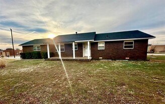 424 W Oklahoma Ave in Weatherford, OK - Building Photo