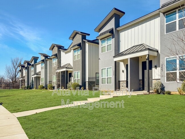 3213 Chenault St in Fort Worth, TX - Foto de edificio - Building Photo
