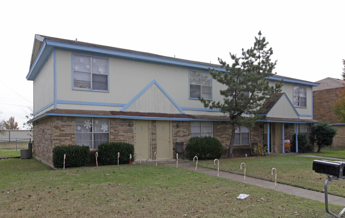 437 Thomas St in Burleson, TX - Building Photo