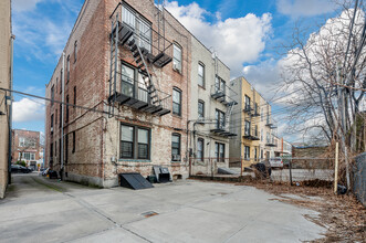 32-10 82nd St in Flushing, NY - Building Photo - Building Photo