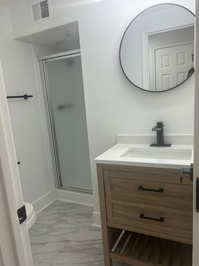 3803 NE Colonial Dr, Unit 3803 in Lee's Summit, MO - Foto de edificio - Building Photo