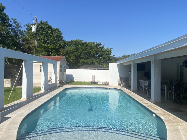 19860 Franjo Rd in Cutler Bay, FL - Foto de edificio - Building Photo