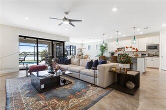 7611 Winding Cypress Dr in Naples, FL - Foto de edificio - Building Photo