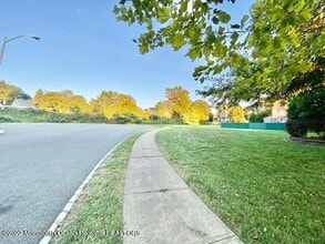 24 Skurka Ct in Sayreville, NJ - Building Photo - Building Photo