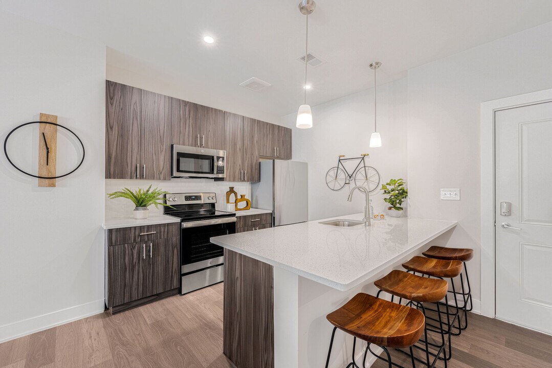 MI Place at First Radio in Roselle Park, NJ - Foto de edificio