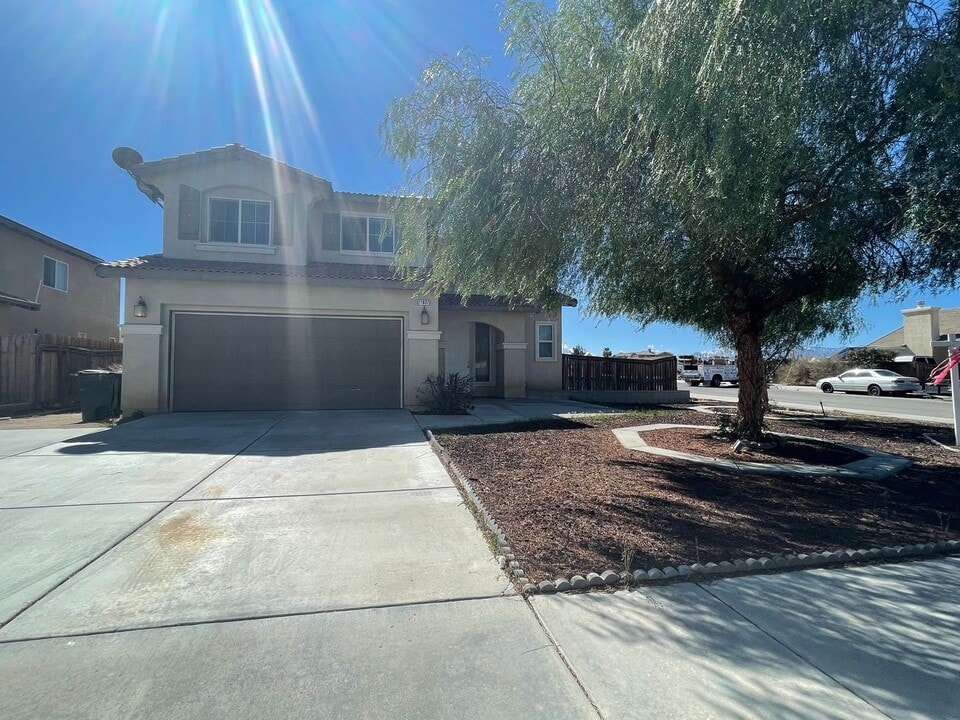 11907 Wallflower Ct in Adelanto, CA - Building Photo