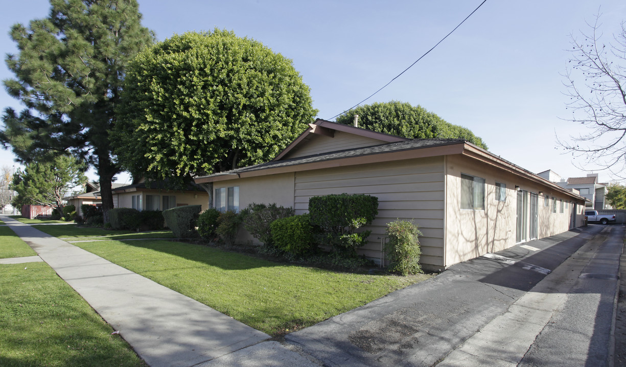 Stanton Apartments in Buena Park, CA - Foto de edificio