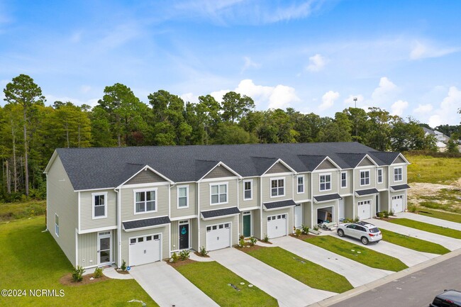 28 Aspen Rd in Hampstead, NC - Foto de edificio - Building Photo