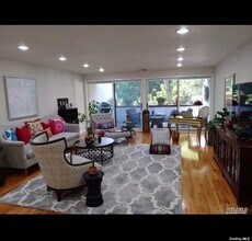 99 Clent Rd in Great Neck, NY - Building Photo - Building Photo