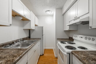 Chartwell Apartments in Topeka, KS - Building Photo - Interior Photo