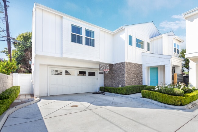 property at 2661 Orange Ave