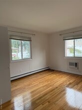 16 Firwood Rd in Port Washington, NY - Building Photo - Building Photo