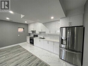 21 Leadership Dr in Brampton, ON - Building Photo - Building Photo