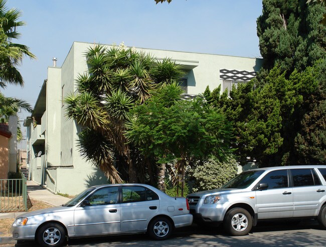 529 N Alfred St in Los Angeles, CA - Foto de edificio - Building Photo