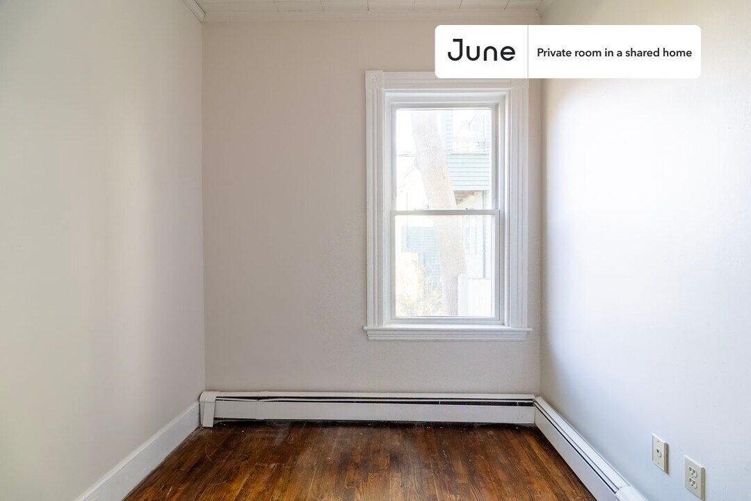 Private bedroom in 3 bed/1 bath Home in Boston, MA - Building Photo