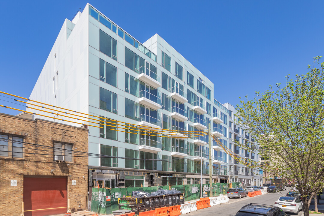 3724 33rd St in Long Island City, NY - Foto de edificio