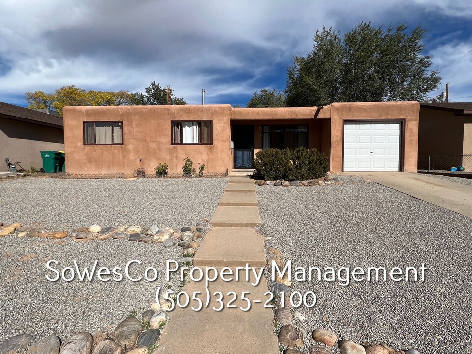 3402 Edgecliff Dr in Farmington, NM - Foto de edificio