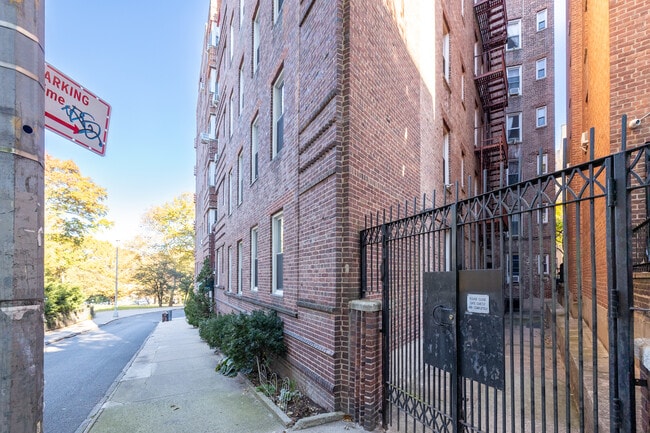 586 West 215Th Street in New York, NY - Foto de edificio - Building Photo