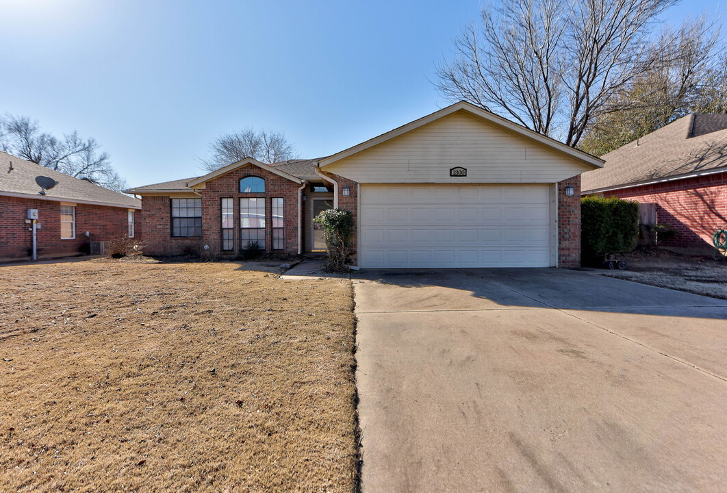 1300 Teakwood Dr in Norman, OK - Building Photo