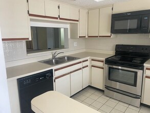 2420 Winding Creek Blvd, Unit 201 in Clearwater, FL - Foto de edificio - Building Photo