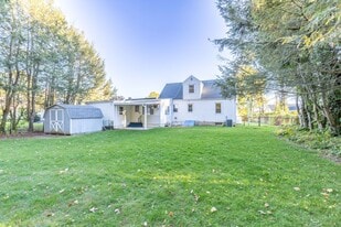 183 Thompson Rd in Manchester, CT - Building Photo