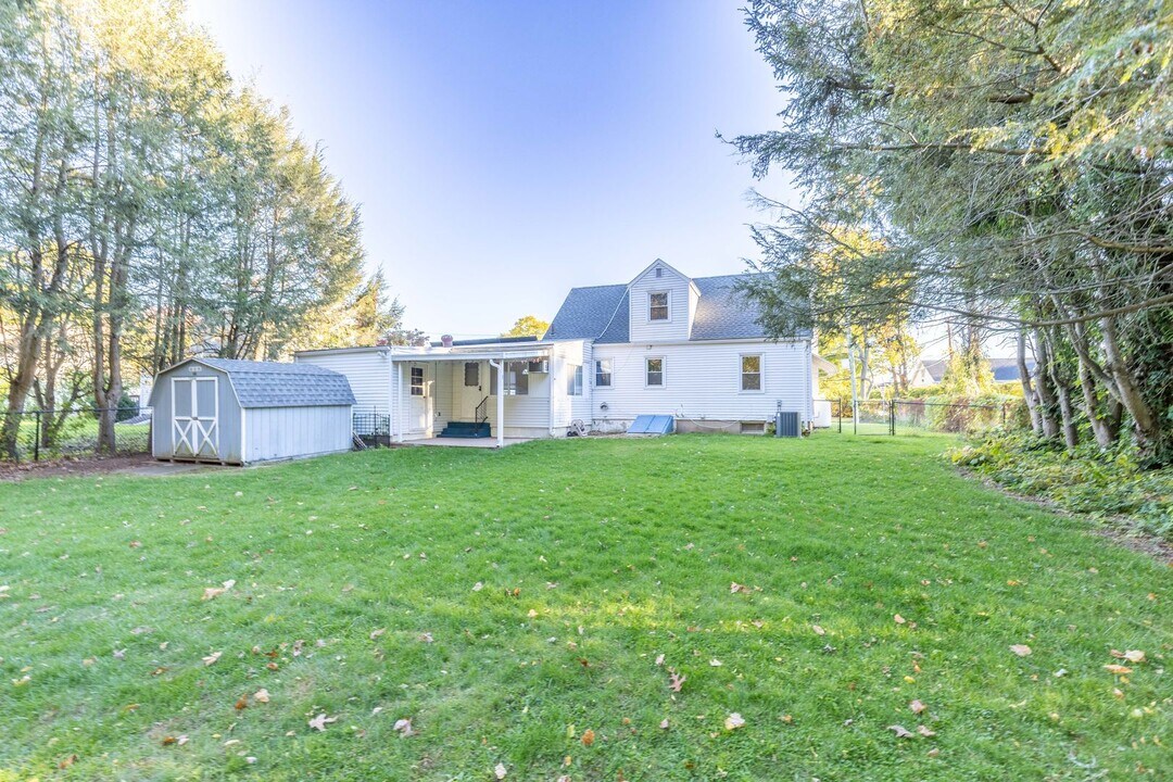 183 Thompson Rd in Manchester, CT - Building Photo