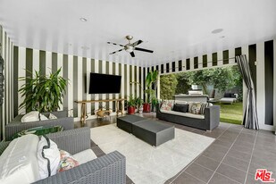 841 N Crescent Heights Blvd in Los Angeles, CA - Building Photo