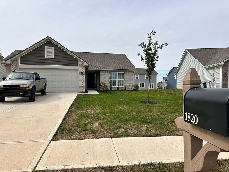 1820 N Clearwater Dr in Greenfield, IN - Building Photo