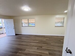 1334 Lake Bonny Dr W in Lakeland, FL - Building Photo - Building Photo