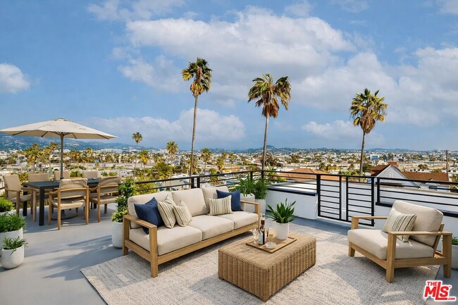 525 Normandie Ave in Los Angeles, CA - Foto de edificio - Building Photo