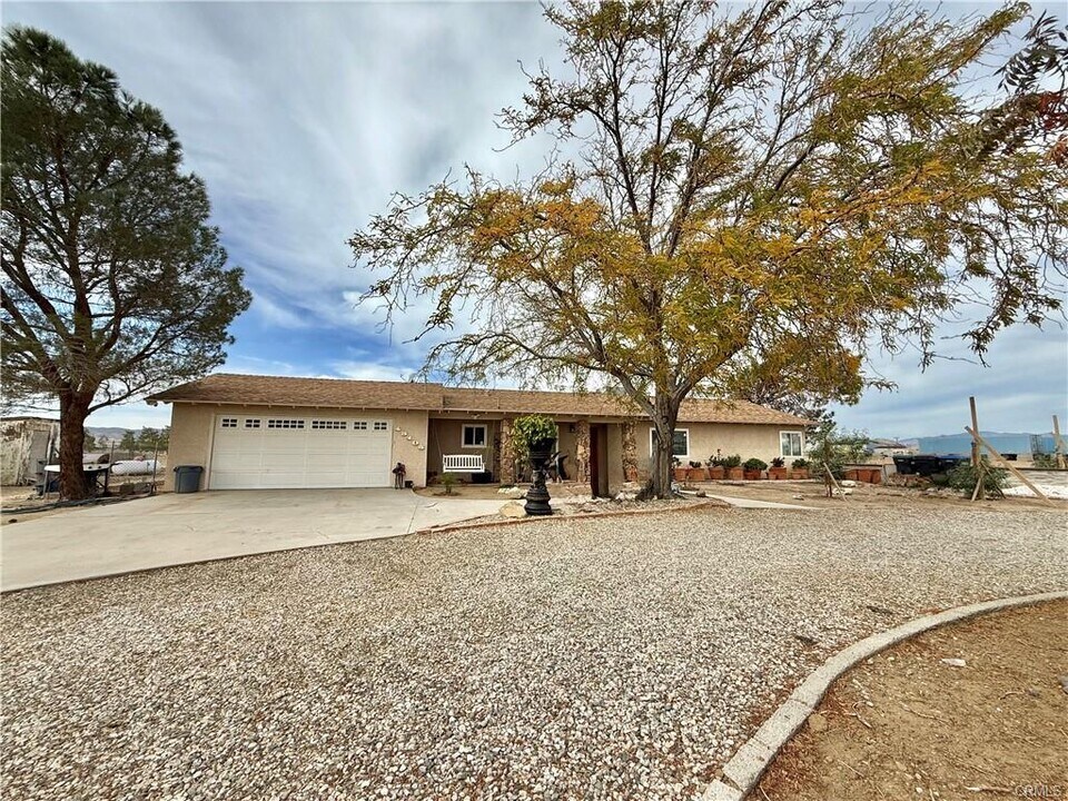 45105 73rd St W in Lancaster, CA - Building Photo