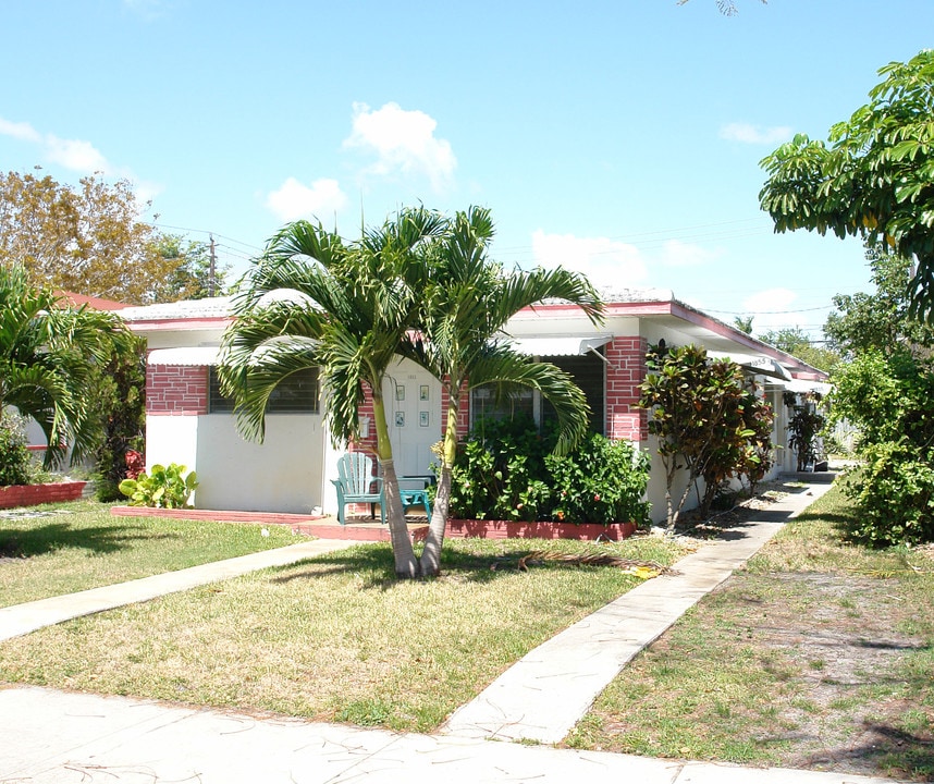 1853-1857 Madison St in Hollywood, FL - Building Photo