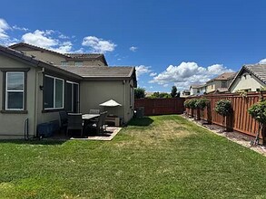 2329 Middlebury Dr in Lathrop, CA - Building Photo - Building Photo
