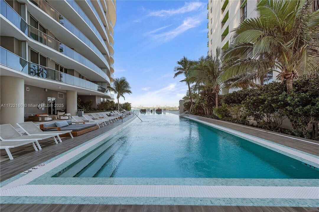 488 NE 18th St in Miami, FL - Building Photo