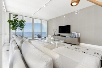 16901 Collins Ave, Unit 3005 in Sunny Isles Beach, FL - Foto de edificio - Building Photo