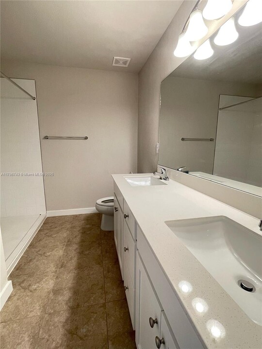 584 NW 11th St in Florida City, FL - Building Photo