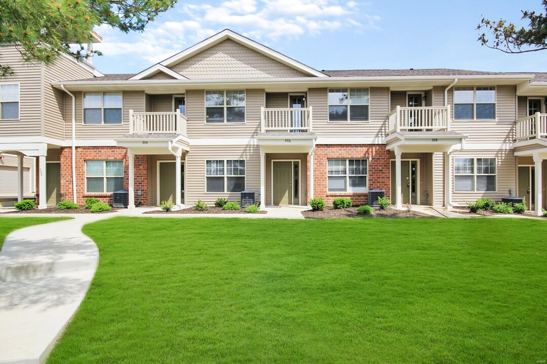 302 Starwood Dr in St. Peters, MO - Building Photo