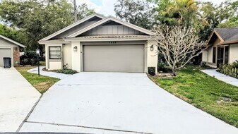7805 Pine Trace Dr in Sarasota, FL - Building Photo