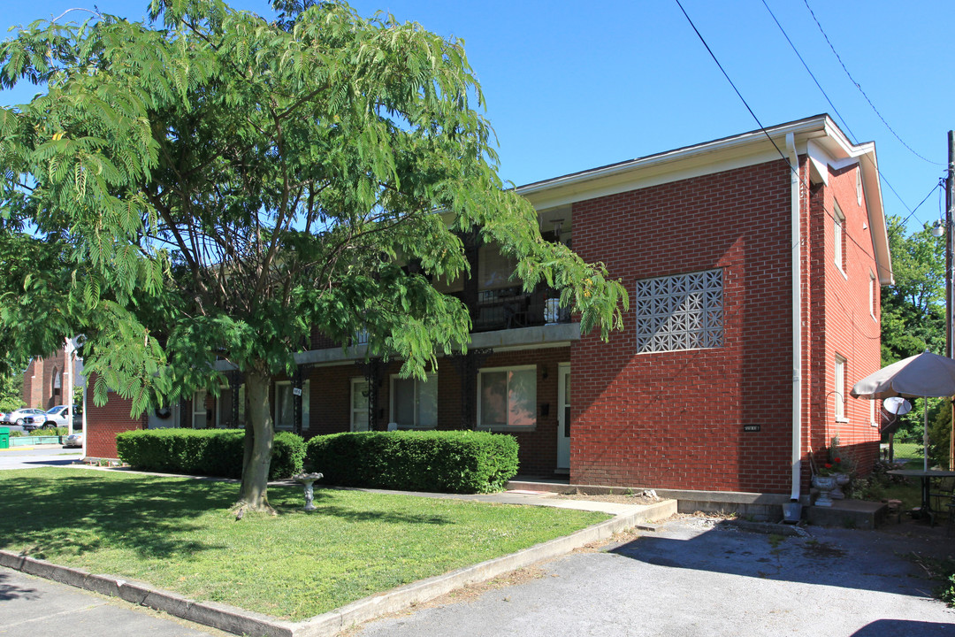 485 W Main St in Danville, KY - Building Photo